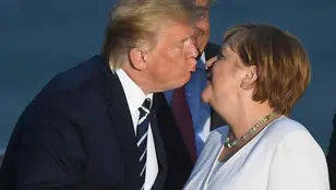 Donald Trump y Angela Merkel intercambian saludos en la cumbre del G-7 de 2019
