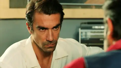 Hakan descubre que Abdülkadir le ha traicionado: ¡Han matado a Fekeli! Hakan descubre que Abdülkadir le ha traicionado: ¡Han matado a Fekeli!