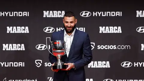 Karim Benzema posa con su Trofeo Pichichi Karim Benzema posa con su Trofeo Pichichi