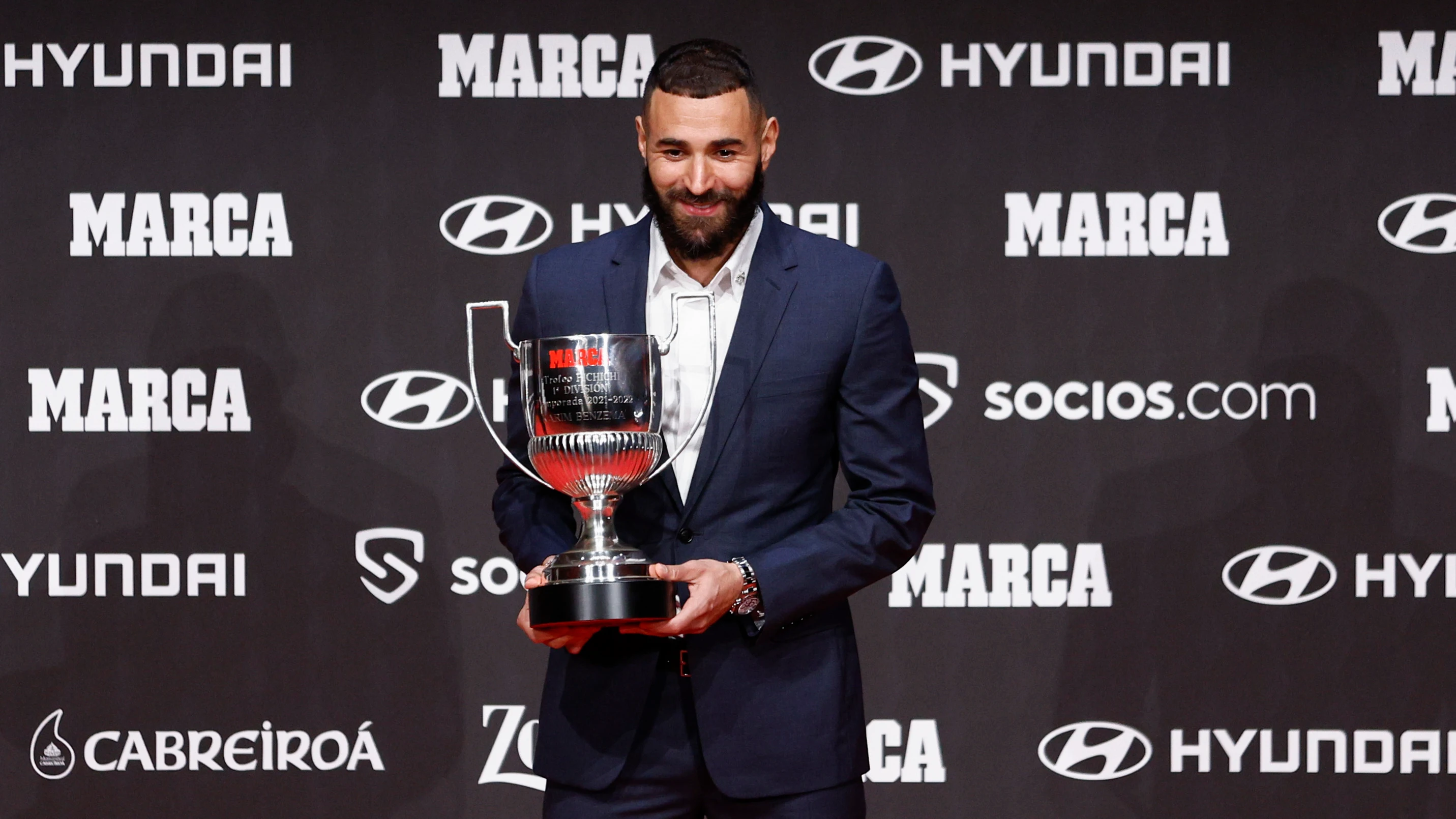 Karim Benzema posa con su Trofeo Pichichi Karim Benzema posa con su Trofeo Pichichi