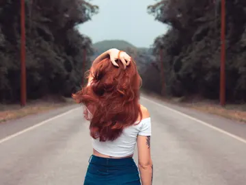 Chica con melena pelirroja Chica con melena pelirroja