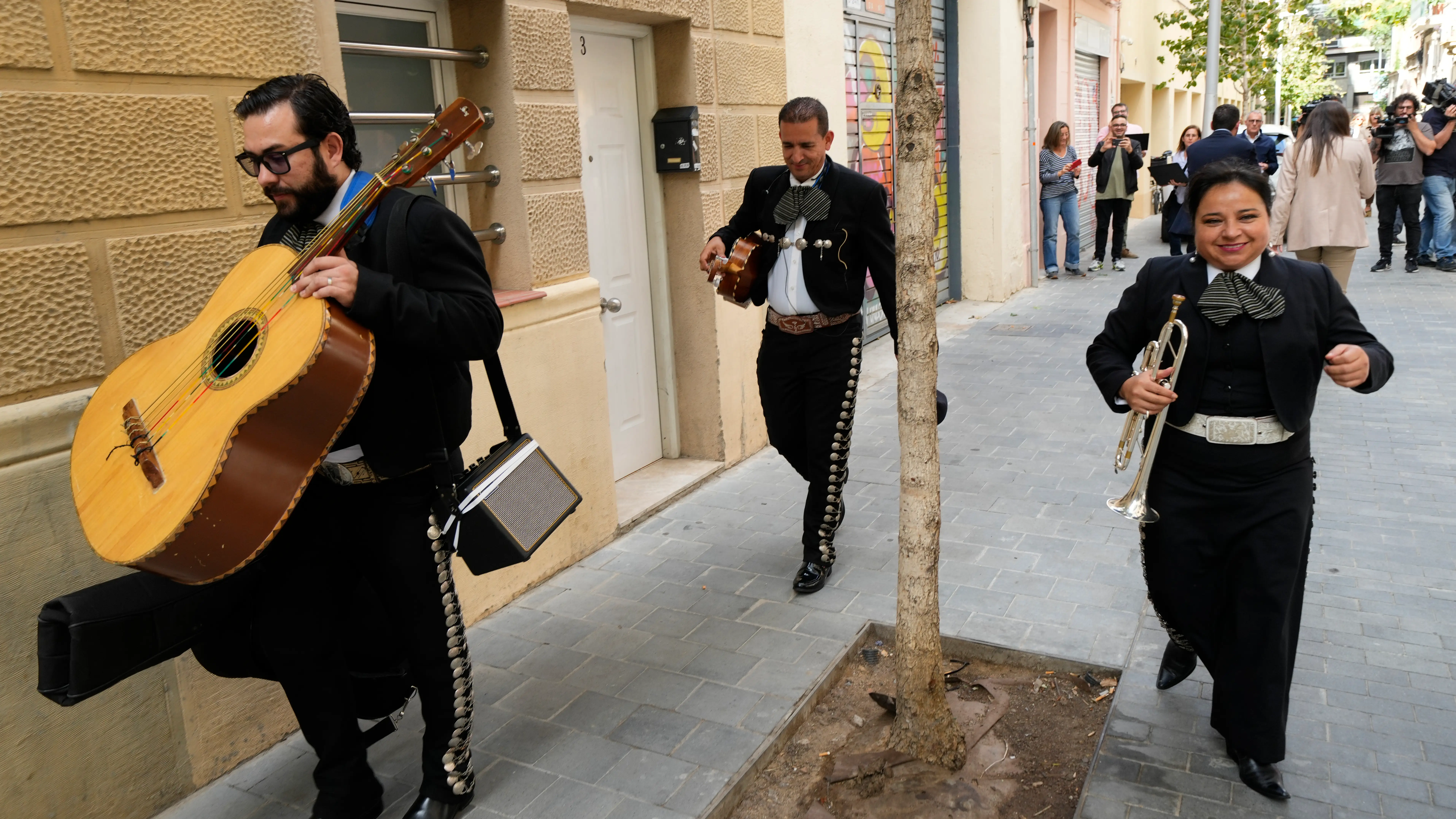 Un grupo de mariachis llega a la sede de JxCat Un grupo de mariachis llega a la sede de JxCat