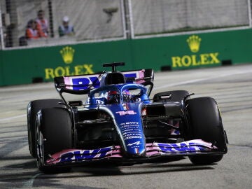 Fernando Alonso traza una curva en Marina Bay