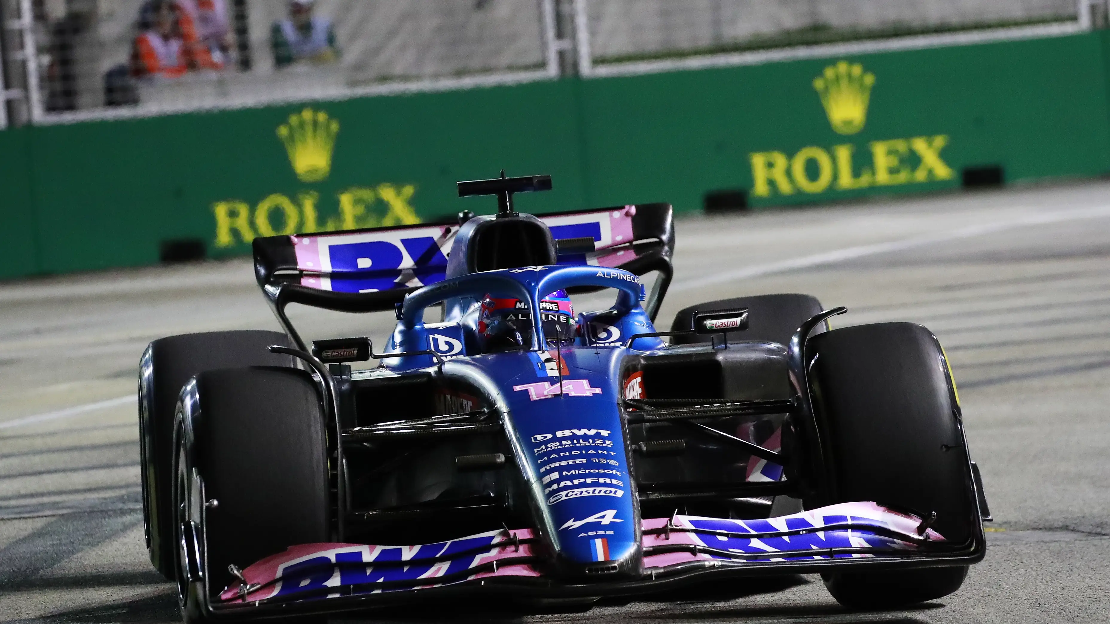 Fernando Alonso traza una curva en Marina Bay Fernando Alonso traza una curva en Marina Bay