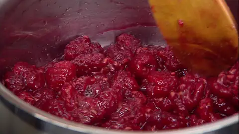 Elabora el coulis y después lo cuelas Elabora el coulis y después lo cuelas