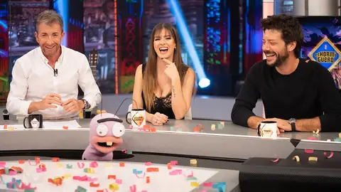 El juego que destapa los secretos de Álvaro Morte y China Suarez: "Me gusta ver vídeos de partos de elefantes" Los actores se han abierto en este juego de Trancas y Barrancas