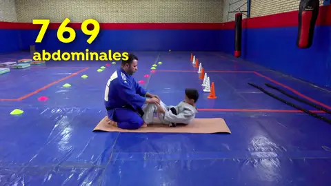 Amilari Baghaei, en pleno récord de abdominales Amilari Baghaei, en pleno récord de abdominales