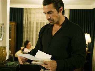 Hakan leyendo una carta del pasado en el capítulo '108' de 'Tierra Amarga'.