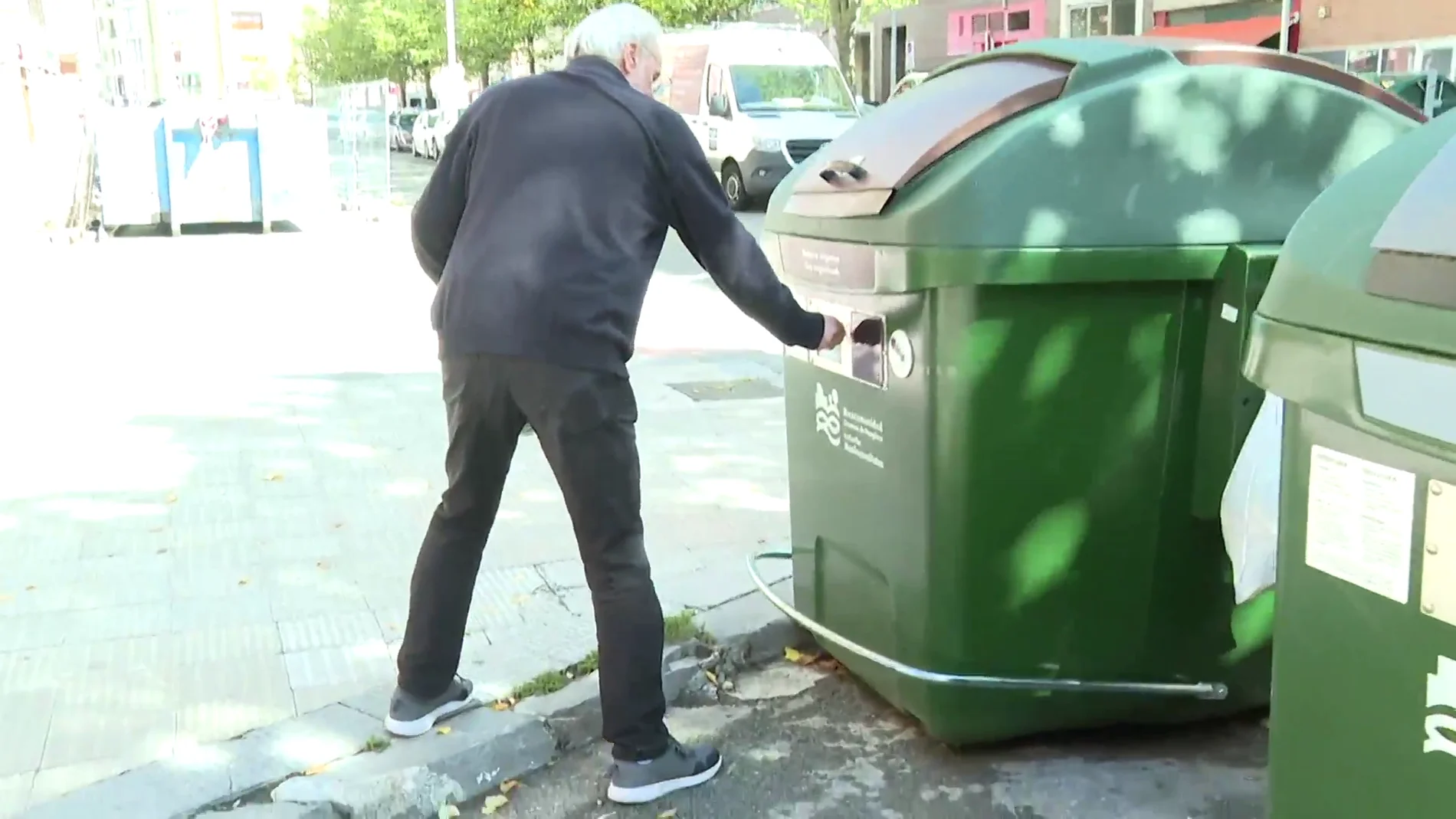 Foto de archivo de un hombre tirando la basura