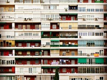 Bloque de edificios con ventanas en Madrid