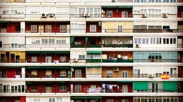 Bloque de edificios con ventanas en Madrid