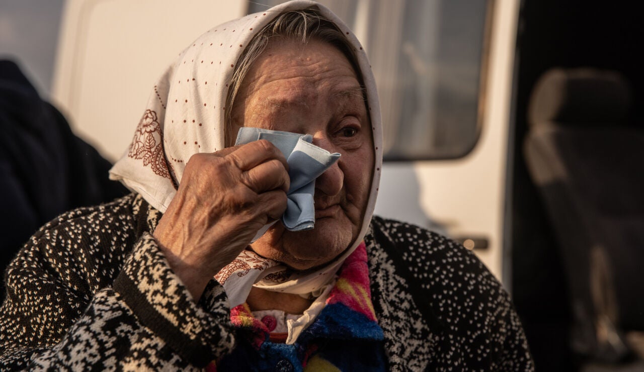 Una mujer llora en Zaporiyia