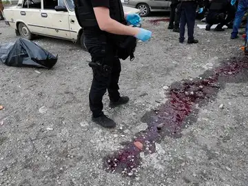 Sangre en el suelo de Zaporiyia tras la matanza Sangre en el suelo de Zaporiyia tras la matanza