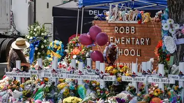 Homenaje con flores a los estudiantes asesinados el pasado 24 de mayo en Uvalde