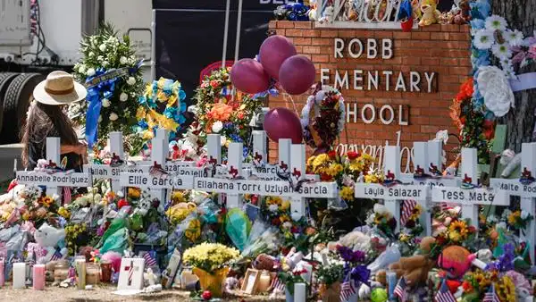 Homenaje con flores a los estudiantes asesinados el pasado 24 de mayo en Uvalde Homenaje con flores a los estudiantes asesinados el pasado 24 de mayo en Uvalde