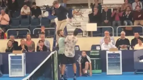 La pelea entre Moutet y Andreev en el ATP Challenger de Orleans La pelea entre Moutet y Andreev en el ATP Challenger de Orleans