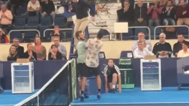 La pelea entre Moutet y Andreev en el ATP Challenger de Orleans La pelea entre Moutet y Andreev en el ATP Challenger de Orleans
