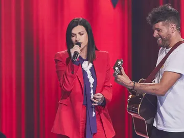 Laura Pausini impresiona cantando ‘Amores extraños’ con Pablo López a la guitarra Laura Pausini impresiona cantando ‘Amores extraños’ con Pablo López a la guitarra