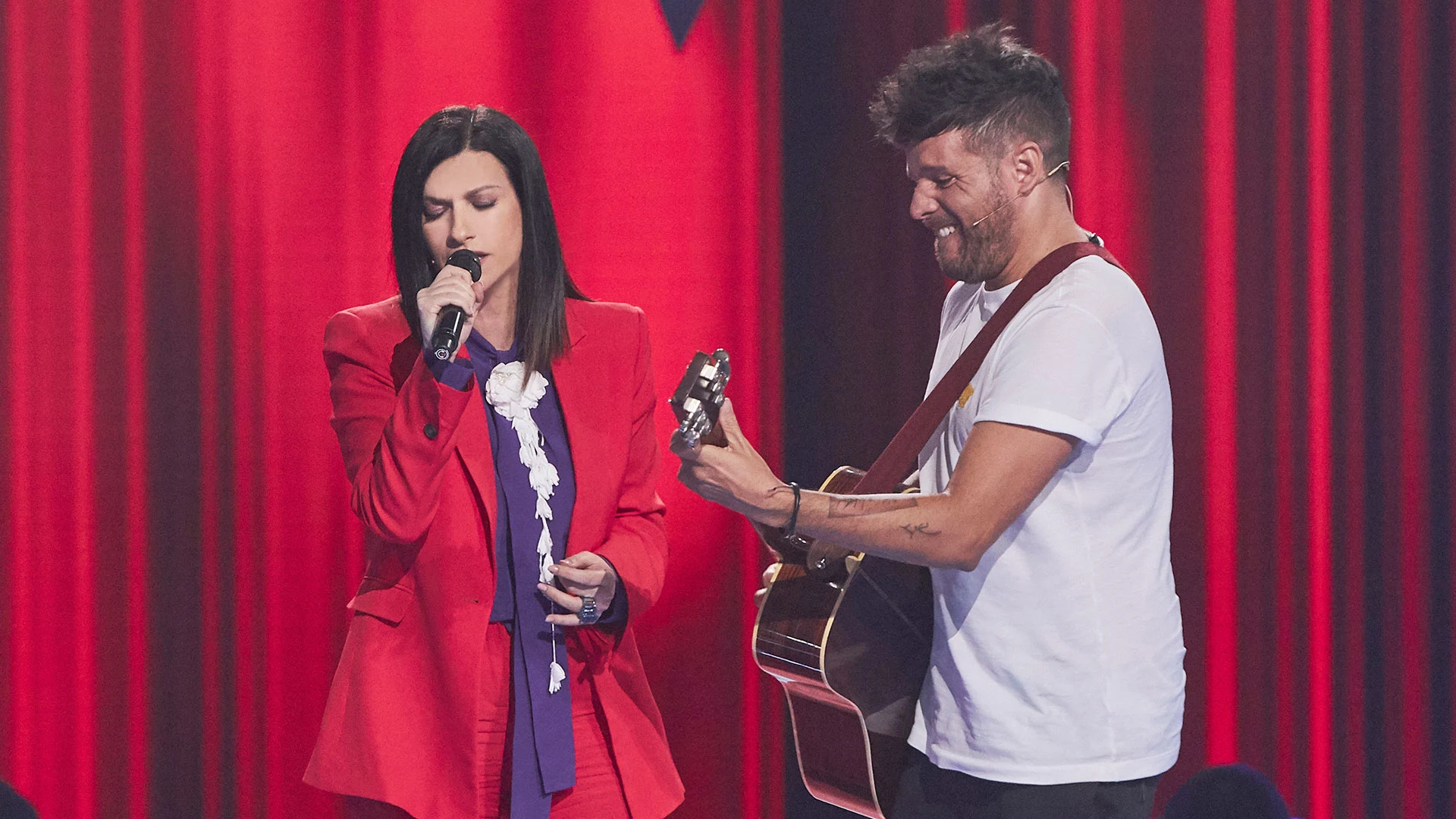 Laura Pausini impresiona cantando &lsquo;Amores extra&ntilde;os&rsquo; con Pablo L&oacute;pez a la guitarra 