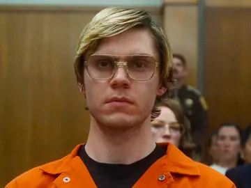 Evan Peters como Jeff Dahmer Evan Peters como Jeff Dahmer