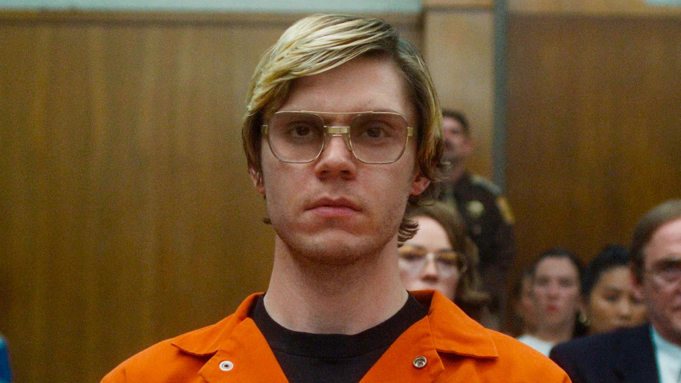 Evan Peters como Jeff Dahmer