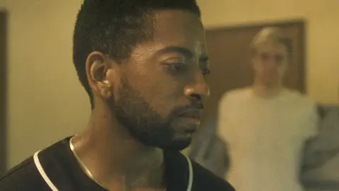 Shaun Brown como Tracy Edwards en la serie de Jeff Dahmer Shaun Brown como Tracy Edwards en la serie de Jeff Dahmer