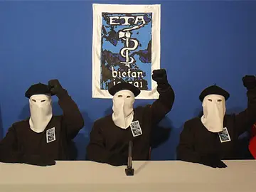 Momento en el que ETA anuncia el cese definitivo de su actividad armada, el 20 de octubre de 2011 Momento en el que ETA anuncia el cese definitivo de su actividad armada, el 20 de octubre de 2011