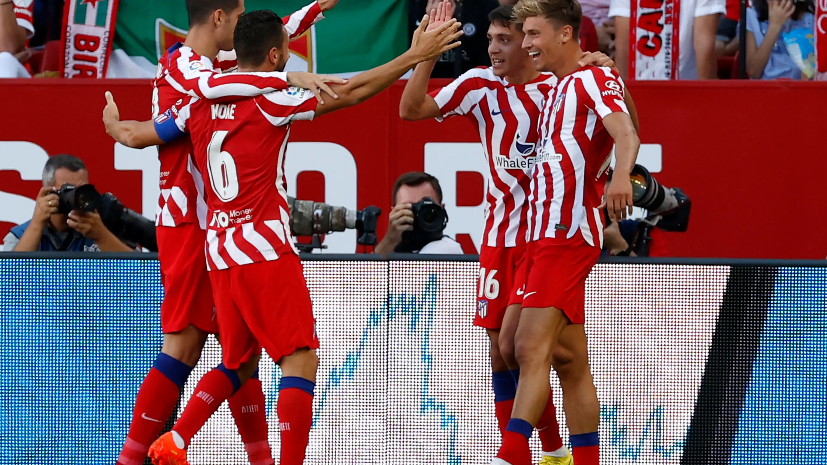 El Atlético se olvida del derbi y ahonda en la herida de un Sevilla a la deriva El Atlético se olvida del derbi y ahonda en la herida de un Sevilla a la deriva