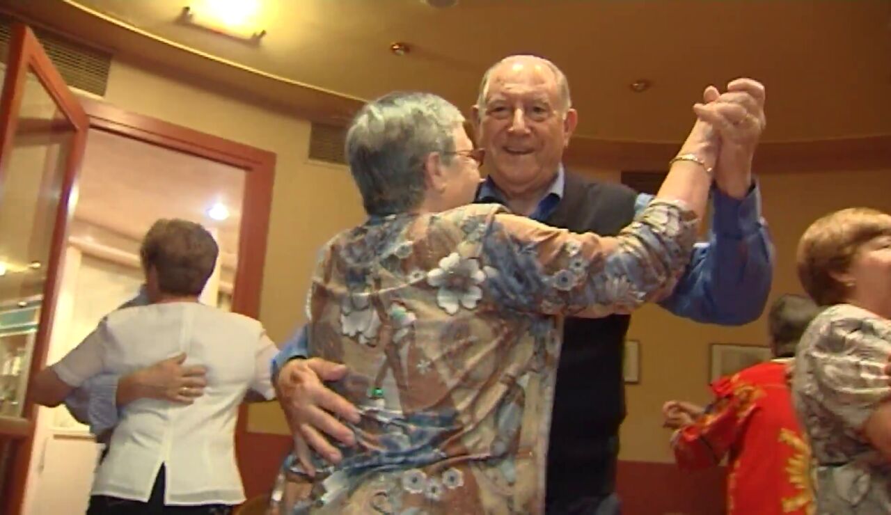 Un grupo de personas mayores bailando