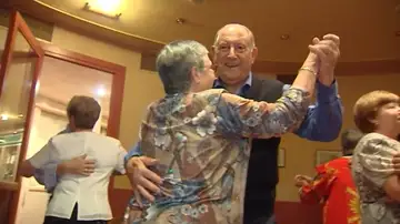 Un grupo de personas mayores bailando Un grupo de personas mayores bailando