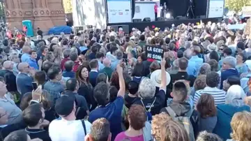 Carme Forcadell es recibida con abucheos por independentistas Carme Forcadell es recibida con abucheos por independentistas