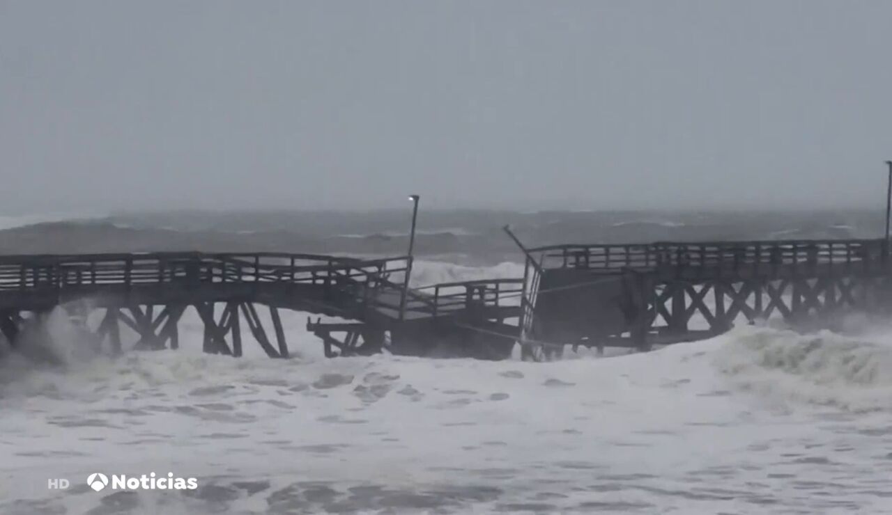 Ian sigue causando destrozos en la costa Atlántica de EEUU