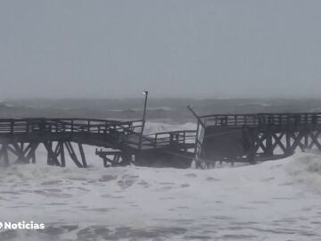 Ian sigue causando destrozos en la costa Atlántica de EEUU