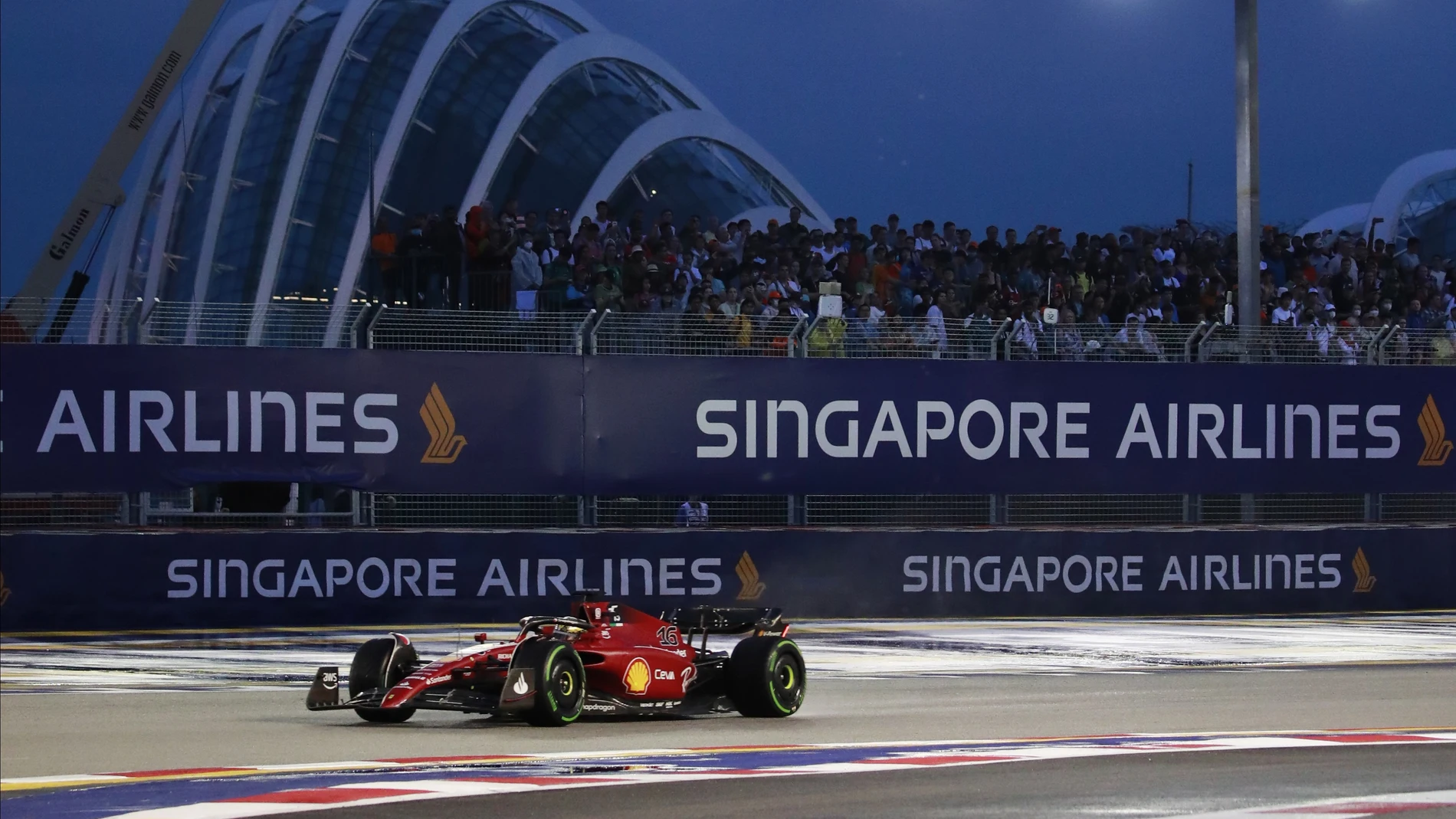 Leclerc consigue en Singapur su 7º pole del año con Sainz 4º y Alonso 5º