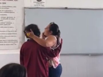 Alumna agrede a su profesora por quitarle el móvil