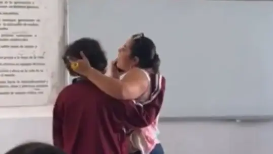 Alumna agrede a su profesora por quitarle el m&oacute;vil
