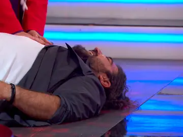 La lucha por conseguir a Javier Crespo acaba con un coach en el suelo: ¡Laura Pausini da un masaje cardíaco a Antonio Orozco! 