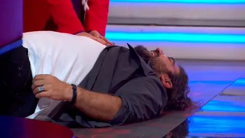 La lucha por conseguir a Javier Crespo acaba con un coach en el suelo: ¡Laura Pausini da un masaje cardíaco a Antonio Orozco! La lucha por conseguir a Javier Crespo acaba con un coach en el suelo: ¡Laura Pausini da un masaje cardíaco a Antonio Orozco!