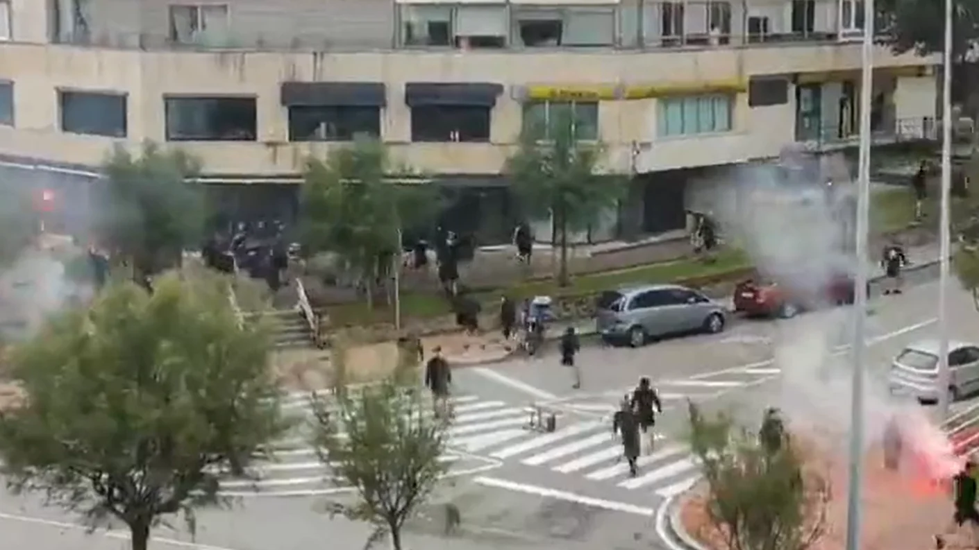 Radicales del Racing y el M&aacute;laga protagonizan una batalla campal en la previa 