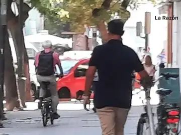 El alcalde de Valencia, Joan Ribó, circula con su bicicleta por la acera El alcalde de Valencia, Joan Ribó, circula con su bicicleta por la acera