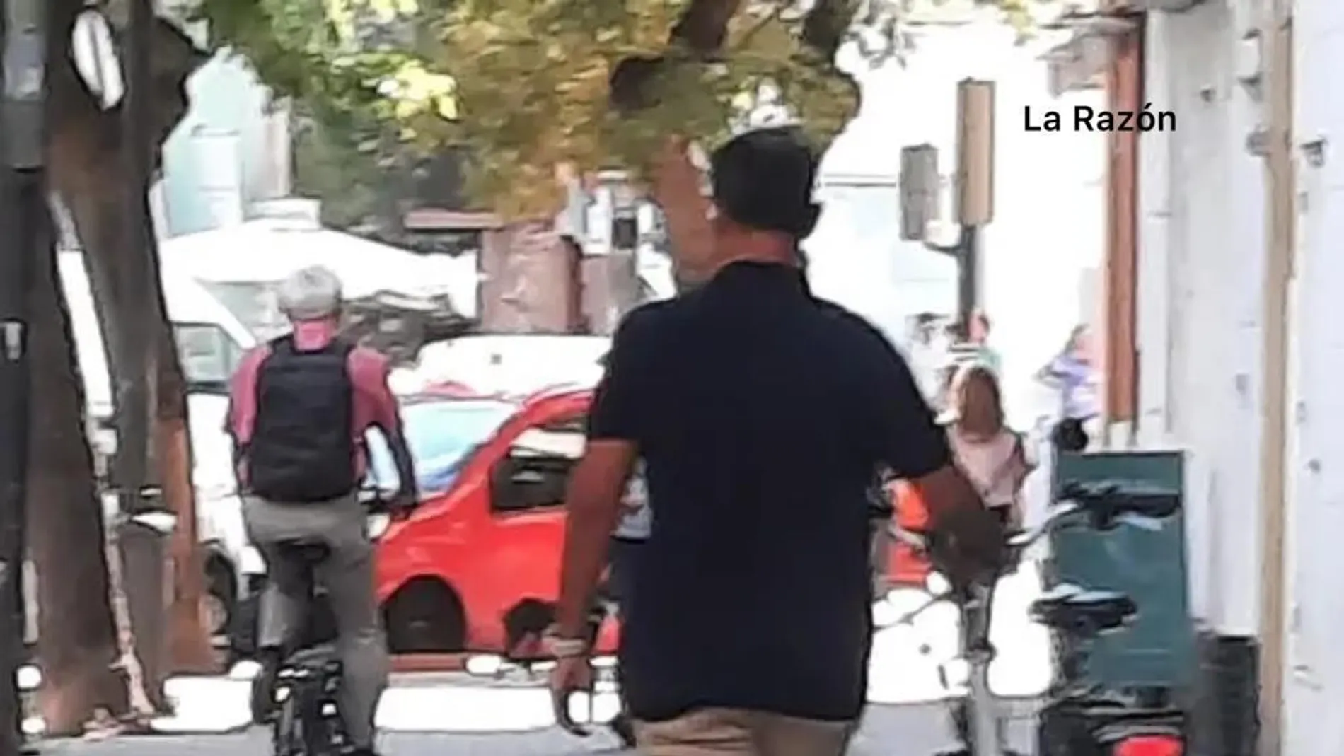 El alcalde de Valencia, Joan Ribó, circula con su bicicleta por la acera