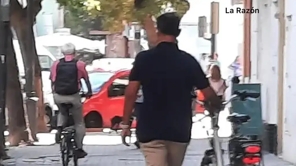 El alcalde de Valencia, Joan Ribó, circula con su bicicleta por la acera El alcalde de Valencia, Joan Ribó, circula con su bicicleta por la acera