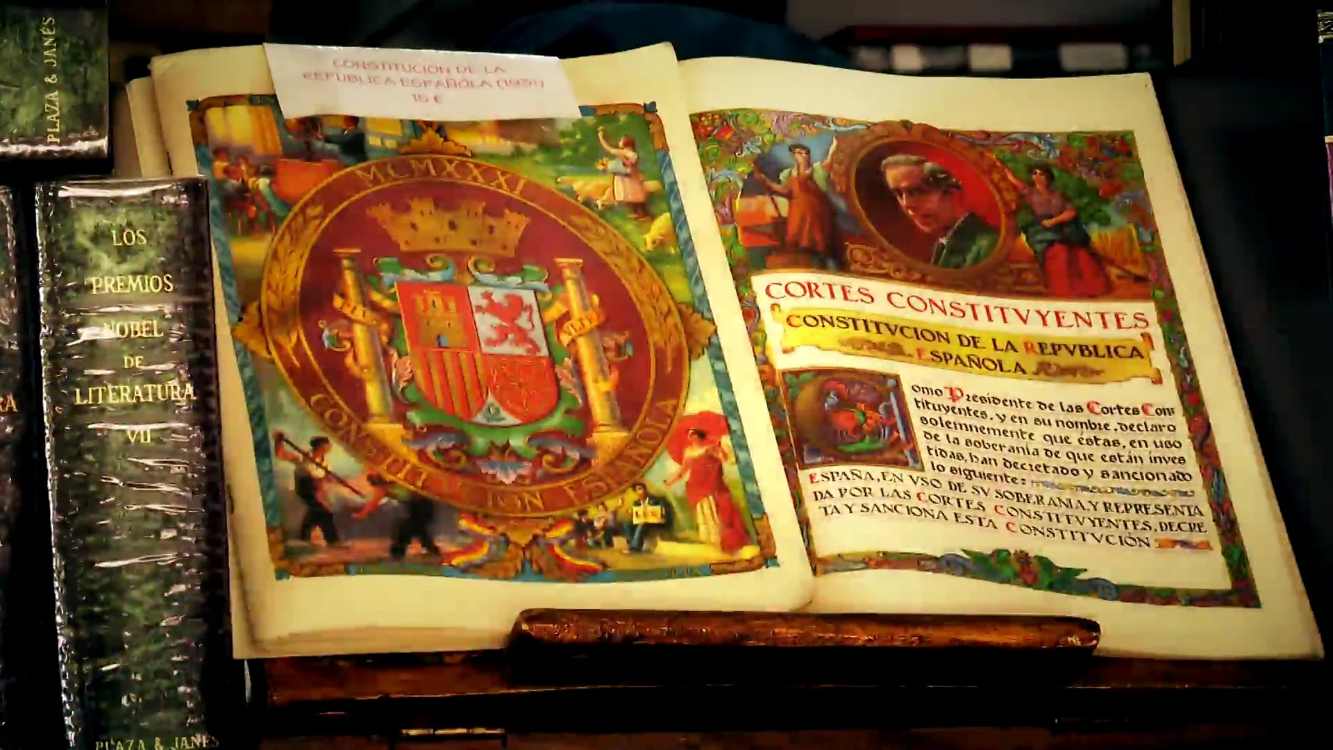 Fotografía de un libro en la Feria del Libro Antiguo y de Ocasión Fotografía de un libro en la Feria del Libro Antiguo y de Ocasión