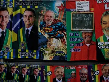 Toallas con los rostros de Lula da Silva y Jair Bolsonaro en Brasil Toallas con los rostros de Lula da Silva y Jair Bolsonaro en Brasil