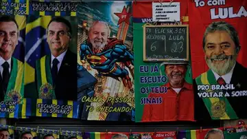Toallas con los rostros de Lula da Silva y Jair Bolsonaro en Brasil