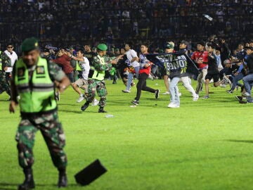 Javier Roca, técnico del Arema indonesio: "En nuestras manos murieron 4 aficionados"