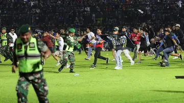 Javier Roca, técnico del Arema indonesio: "En nuestras manos murieron 4 aficionados" Javier Roca, técnico del Arema indonesio: "En nuestras manos murieron 4 aficionados"