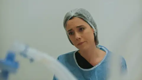 Asya no se separa de Volkan tras su operación: "No te rindas" Asya no se separa de Volkan tras su operación: "No te rindas"