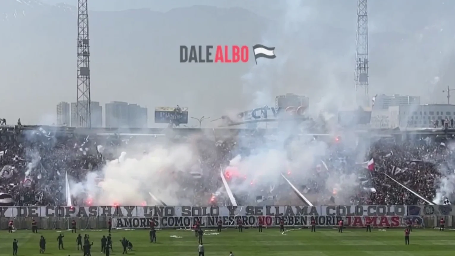 Una grada con centenares de personas se derrumba en un partido de f&uacute;tbol en Chile