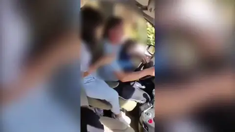 Imágenes de conducción temeraria en una carretera con dos carriles en Salamanca Imágenes de conducción temeraria en una carretera con dos carriles en Salamanca